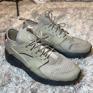 Nike Air Huaraches size 11.5 mens